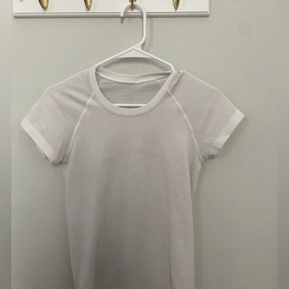 Lululemon || White || Size 4 -Swiftly Tech Short-Sleeve Shirt 2.0